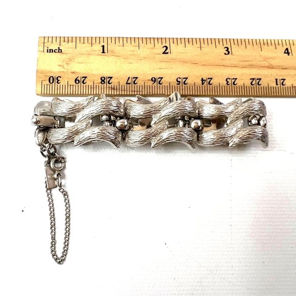 Vintage Monet SIlver Tone Link Bracelet Interlocking Brushed Waves 7" - Picture 7 of 9